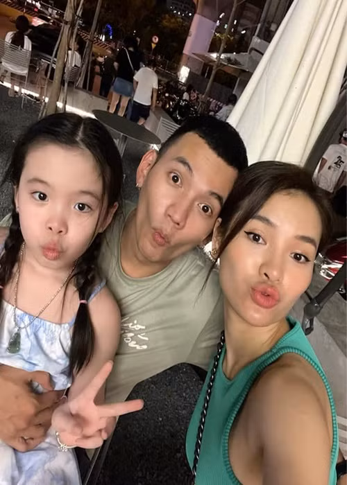 Bé Mia nhắn nhủ đến bố mẹ trong đám cưới: “Con chúc ba mẹ trăm năm hạnh phúc, sớm có em bé". Ảnh: FBNV