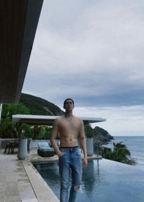 Cũng vào tháng 12/2021, Noo Phước Thịnh bị antifan “cà khịa” khi gọi là "chị". Cụ thể, khi Noo Phước Thịnh đăng tải hình ảnh khoe hình thể săn chắc kèm lời cảm ơn đến người hâm mộ vì lời chúc mừng sinh nhật, một cư dân mạng để lại bình luận kém duyên: "Chúc chị gái ruột của em sinh nhật vui vẻ. Chúc chị tuổi mới bớt gồng". Ảnh: Saostar