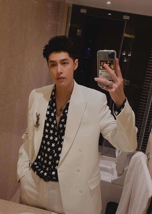 Về phần mình, Noo Phước Thịnh mắng mỏ antifan: “Có mấy bạn lên cảm thấy rất bất mãn với việc mình đẹp hay sao ấy nên phải dìm cho bằng được. Tại sao phải làm như vậy? Nếu các bạn cảm thấy mình rảnh quá thì hãy đi làm việc gì có ích đi như nhặt rác ngoài sân vậy, như là đi chùi toilet chứ tại sao phải chui lên đây bình luận không hay như vậy làm gì?”. Ảnh: FBNV