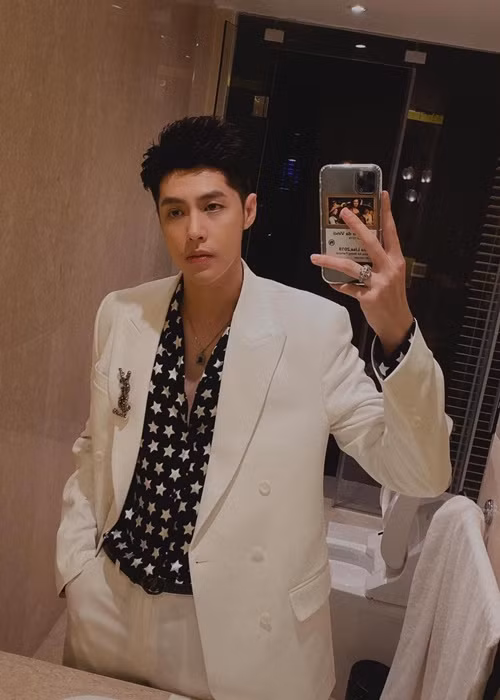 Về phần mình, Noo Phước Thịnh mắng mỏ antifan: “Có mấy bạn lên cảm thấy rất bất mãn với việc mình đẹp hay sao ấy nên phải dìm cho bằng được. Tại sao phải làm như vậy? Nếu các bạn cảm thấy mình rảnh quá thì hãy đi làm việc gì có ích đi như nhặt rác ngoài sân vậy, như là đi chùi toilet chứ tại sao phải chui lên đây bình luận không hay như vậy làm gì?”. Ảnh: FBNV