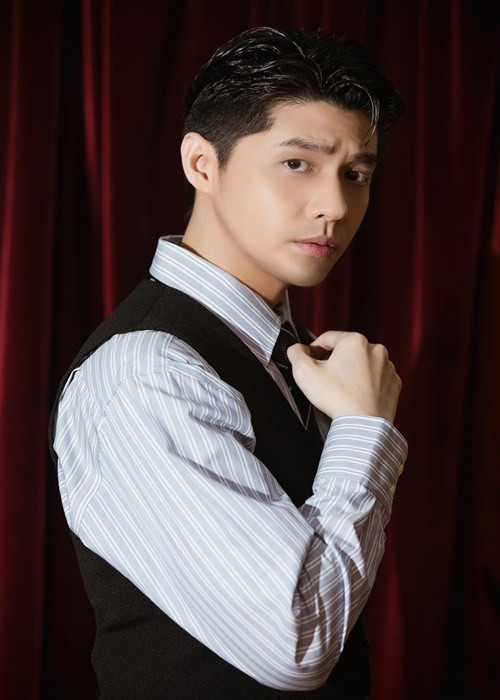 Noo Phước Thịnh đăng tải ảnh của 2 antifan đồng thời có các status nhắn nhủ hai người này: “Bất hạnh quá nên mới phải đi cười cợt người khác để an ủi bản thân. Cố mà sống cho an yên”, “tới đoạn mắc cười chưa, đâu mất tiêu rồi? Kể mình nghe với, nãy 2 bạn cười to nhất xóm mà. Mọi người cần thông tin địa chỉ tiệm tóc này không, khéo vào lại bị miệt thị”. Thực tế, đây không phải là lần đầu tiên Noo Phước Thịnh đáp trả antifan. Ảnh: FBNV