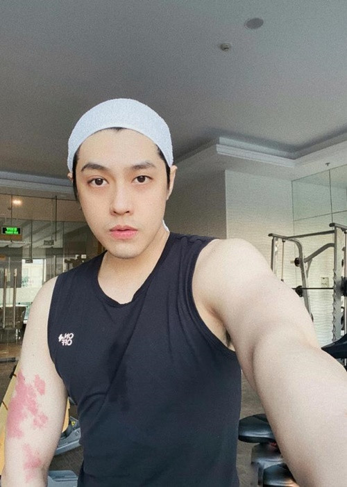 Noo Phước Thịnh đăng ảnh antifan kèm status của người này tương tư về con gái. Đồng thời, nam ca sĩ viết: "Anh gồng cha, gồng mẹ, gồng sự nghiệp chứ chả dám tương tư để cha mẹ còng lưng ngoài kia. Còn lên đây nói xàm, lượn đi chú em ơi". Ảnh: Công lý và xã hội