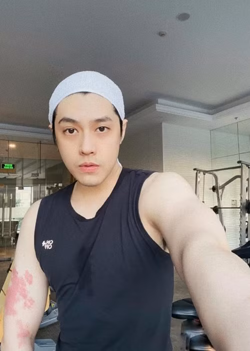 Noo Phước Thịnh đăng ảnh antifan kèm status của người này tương tư về con gái. Đồng thời, nam ca sĩ viết: "Anh gồng cha, gồng mẹ, gồng sự nghiệp chứ chả dám tương tư để cha mẹ còng lưng ngoài kia. Còn lên đây nói xàm, lượn đi chú em ơi". Ảnh: Công lý và xã hội