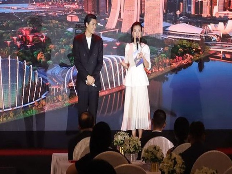 Trong chương trình, Hoàng Oanh chia sẻ thời điểm dịch bệnh còn căng thẳng ở Singapore, dù gia đình có 3 người nhưng khi đi ăn vẫn phải ngồi riêng 2 bàn để giãn cách. Ảnh: Hoa học trò