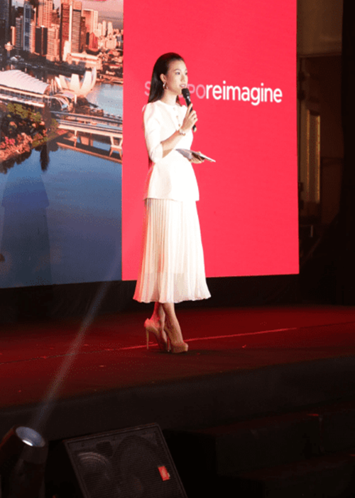 Nữ MC khoe vẻ thanh lịch trong chiếc váy trắng. Ảnh: Công lý và xã hội