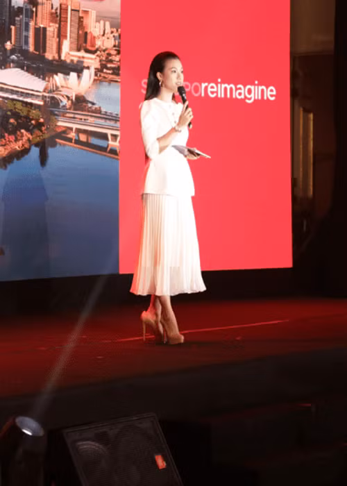 Nữ MC khoe vẻ thanh lịch trong chiếc váy trắng. Ảnh: Công lý và xã hội