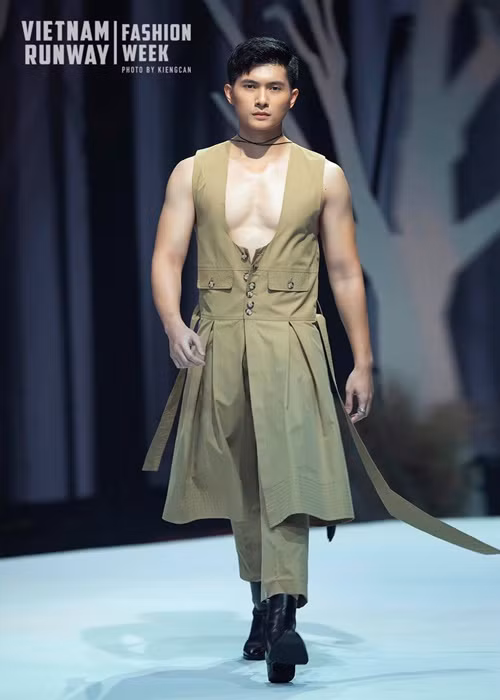 Bạn trai của Lệ Quyên được đánh giá khá cao về khả năng catwalk. Ảnh: FBNV