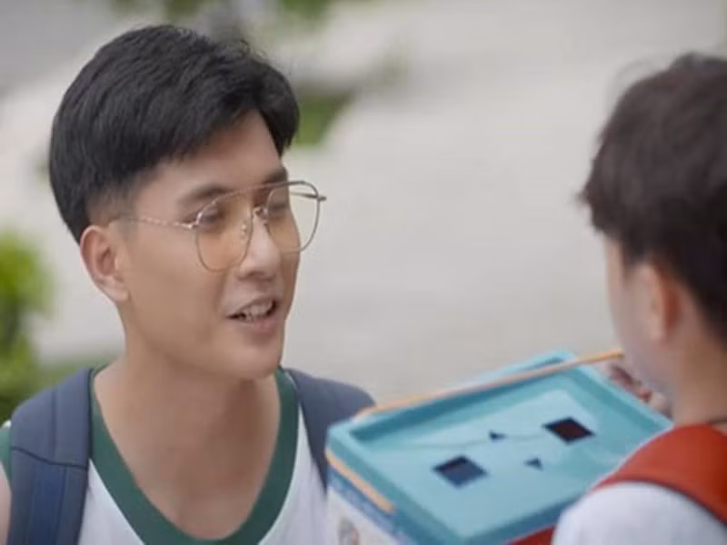 Trong "Trói buộc yêu thương", Lâm Bảo Châu vào vai “phi công trẻ” vô tình có cuộc gặp gỡ với Dung (do Lan Phương đóng) và bị thu hút bởi Dung. Vai diễn của anh xuất hiện khá mờ nhạt. Ảnh: VTV