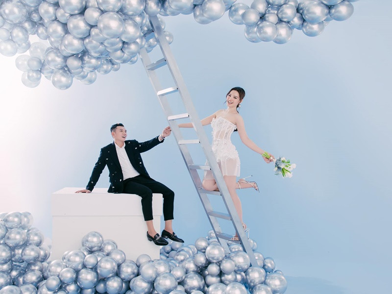 Nữ ca sĩ kết hợp ăn ý với ông xã kém tuổi khi chụp ảnh cưới.