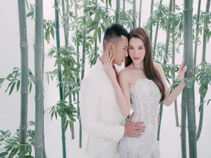 Đôi uyên ương đã bắt đầu gửi thiệp cưới đến người thân, bạn bè và đồng nghiệp.