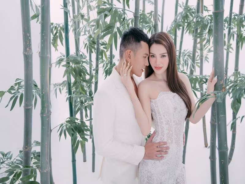 Đôi uyên ương đã bắt đầu gửi thiệp cưới đến người thân, bạn bè và đồng nghiệp.