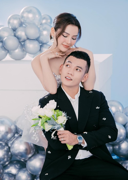 Phương Trinh và chồng trẻ chọn bối cảnh ngoài trời lẫn studio.