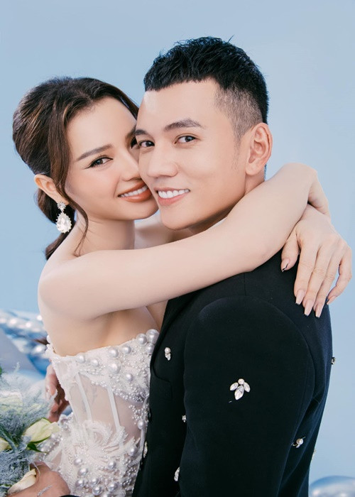 Cặp đôi chụp ảnh theo nhiều phong cách khác nhau.