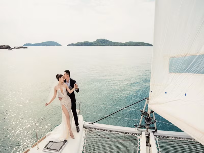 Phương Trinh chia sẻ: "Chúng tôi mời khoảng 200 khách, trong đó có một số đồng nghiệp thân như Thúy Diễm, Lê Bê La, Hải Băng, chị Trương Quỳnh Anh".