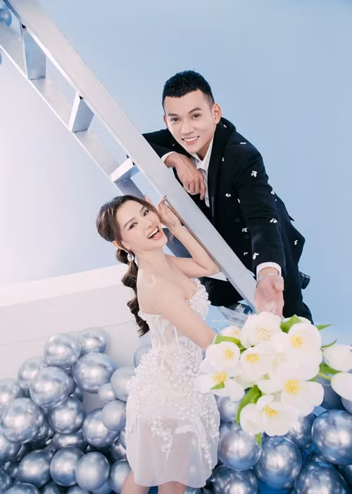 Trong các bộ ảnh cưới được tung ra, Phương Trinh diện các mẫu váy cưới gợi cảm.