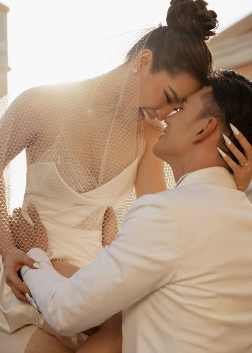 Phương Trình từng chia sẻ: "Tôi không áp lực chuyện phải sống chung dưới một mái nhà với mẹ chồng. Với tôi sự hiếu thảo, tôn trọng đấng sinh thành là tiền đề cho tất cả. Tôi sẽ đáp lại bà bằng tình yêu thương giống như dành cho mẹ ruột".