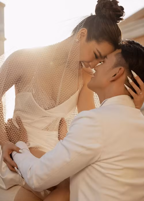 Phương Trình từng chia sẻ: "Tôi không áp lực chuyện phải sống chung dưới một mái nhà với mẹ chồng. Với tôi sự hiếu thảo, tôn trọng đấng sinh thành là tiền đề cho tất cả. Tôi sẽ đáp lại bà bằng tình yêu thương giống như dành cho mẹ ruột".