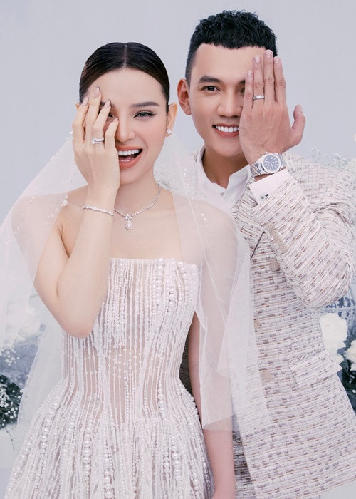 Phương Trinh và Lý Bình dường như chưa tung hết ảnh cưới.