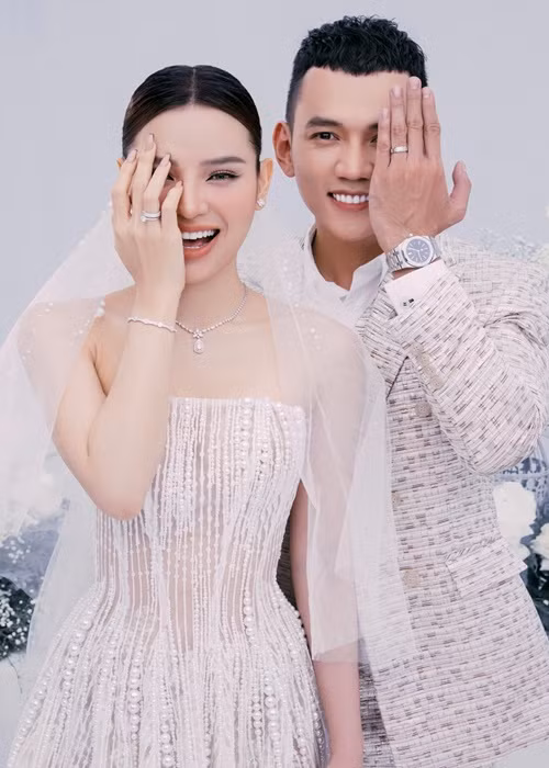 Phương Trinh và Lý Bình dường như chưa tung hết ảnh cưới.