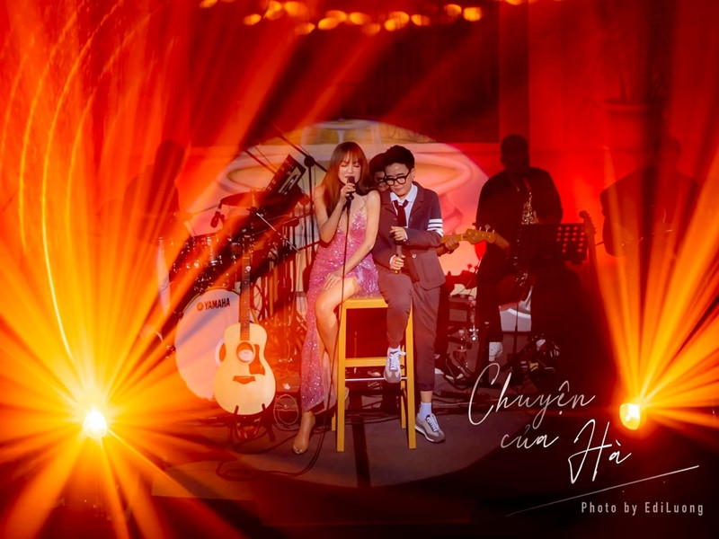 Nhạc sĩ Phương Uyên bộc bạch về mối quan hệ với Thanh Hà: "Bắt đầu từ một tình bạn, hầu như Hà không biết tâm sự với ai nên Uyên là người bị nghe tâm sự. Một ngày 5 tiếng Hà nói nhiều lắm, Phương Uyên chỉ nghe Hà nói thôi...Ảnh: Bazaarvietnam