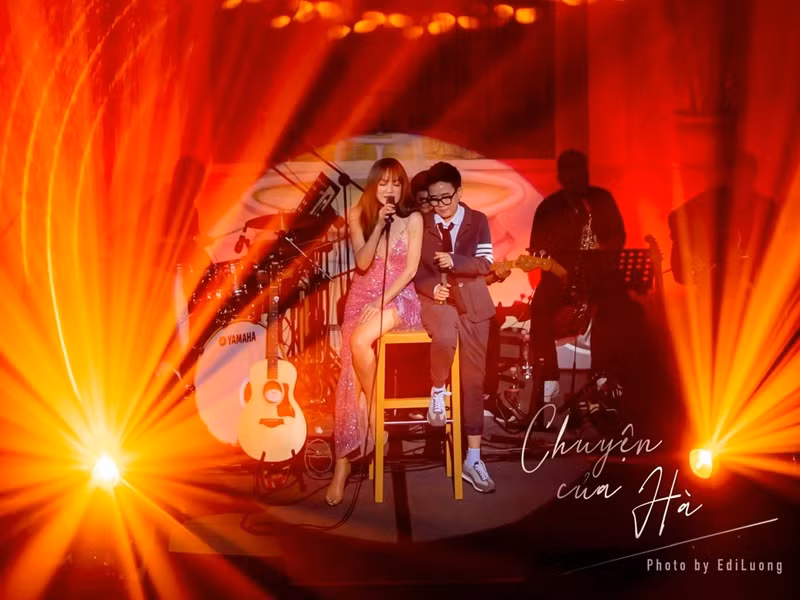 Nhạc sĩ Phương Uyên bộc bạch về mối quan hệ với Thanh Hà: "Bắt đầu từ một tình bạn, hầu như Hà không biết tâm sự với ai nên Uyên là người bị nghe tâm sự. Một ngày 5 tiếng Hà nói nhiều lắm, Phương Uyên chỉ nghe Hà nói thôi...Ảnh: Bazaarvietnam