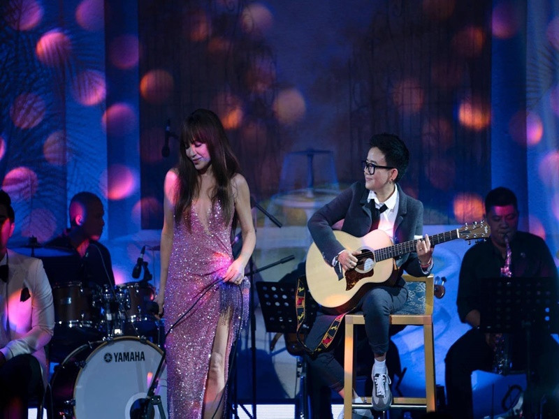 ...Câu chuyện của Hà có thể viết thành một cuốn hồi ký vì có quá nhiều câu chuyện. Bỗng nhiên mình cảm thấy có chút chấp niệm. Vì Uyên và Hà đều có tình yêu chung là tình yêu âm nhạc. Thanh Hà giờ trẻ ra còn tôi tóc bạc luôn", Phương Uyên nói. Ảnh: FBNV