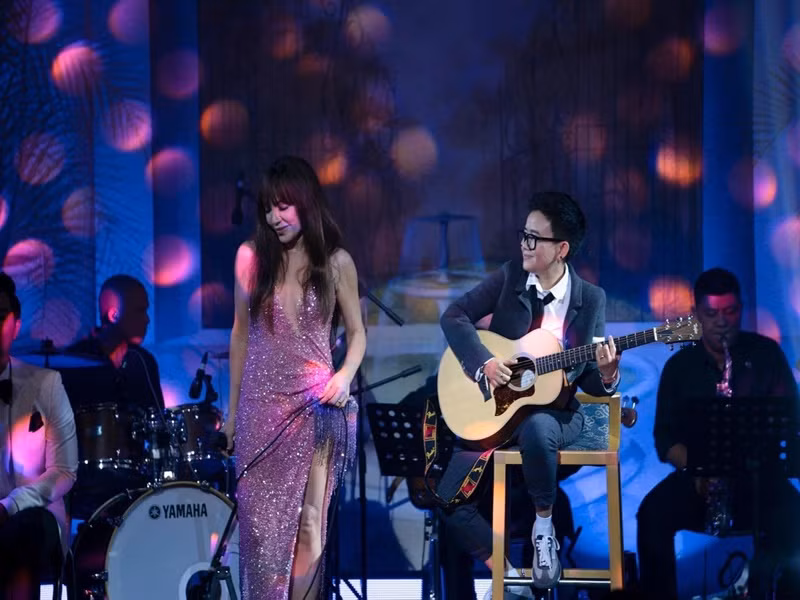 ...Câu chuyện của Hà có thể viết thành một cuốn hồi ký vì có quá nhiều câu chuyện. Bỗng nhiên mình cảm thấy có chút chấp niệm. Vì Uyên và Hà đều có tình yêu chung là tình yêu âm nhạc. Thanh Hà giờ trẻ ra còn tôi tóc bạc luôn", Phương Uyên nói. Ảnh: FBNV