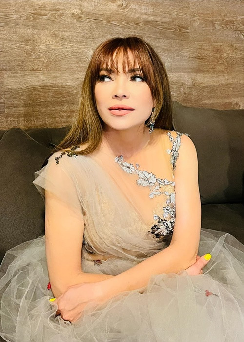 Thanh Hà trẻ trung hơn nhiều khi thay đổi kiểu tóc từ uốn xoăn sang thẳng đơn giản. Ảnh: FBNV