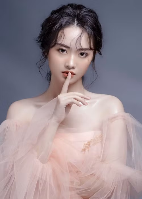 Cô gây thương nhớ bởi vẻ đẹp dịu dàng, gợi cảm.