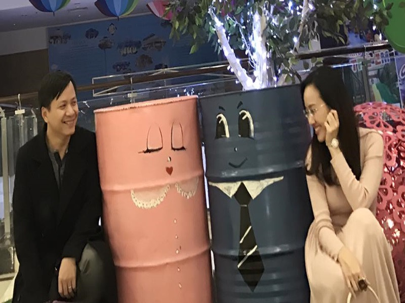 Hoài Anh khoe khoảnh khắc bên ông xã được con gái chụp lại.