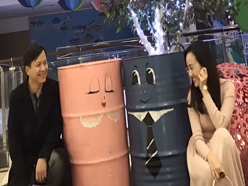 Hoài Anh khoe khoảnh khắc bên ông xã được con gái chụp lại.