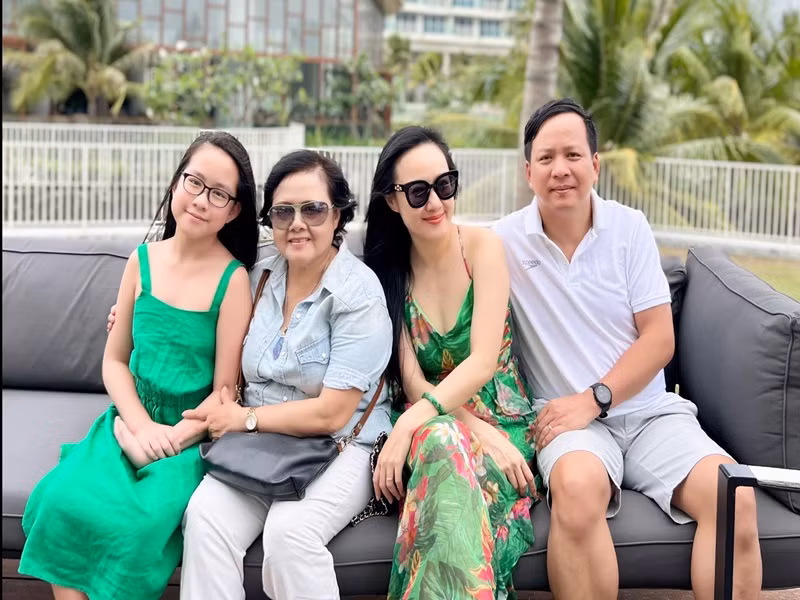 Khoảnh khắc tình tứ của vợ chồng Hoài Anh nhanh chóng gây chú ý.