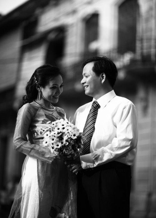 Cặp đôi nắm tay, nhìn nhau đắm đuối trong bộ ảnh cưới.