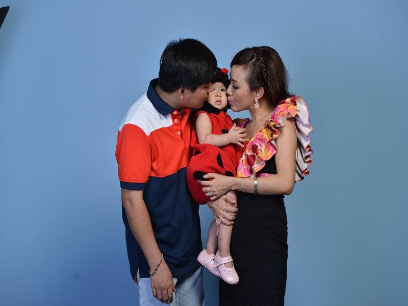 Vợ chồng Hoài Anh chụp ảnh kỉ niệm khi bé Kỳ Uyên còn nhỏ.