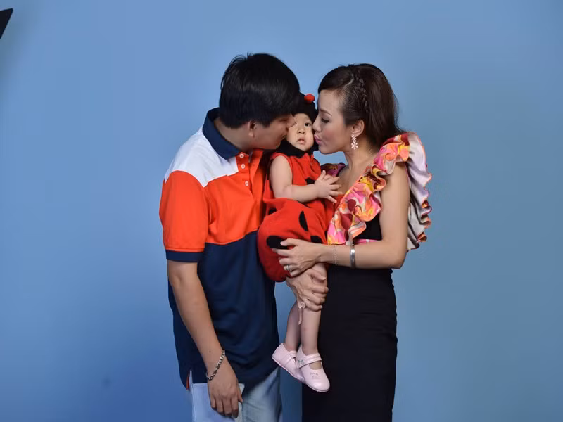 Vợ chồng Hoài Anh chụp ảnh kỉ niệm khi bé Kỳ Uyên còn nhỏ.