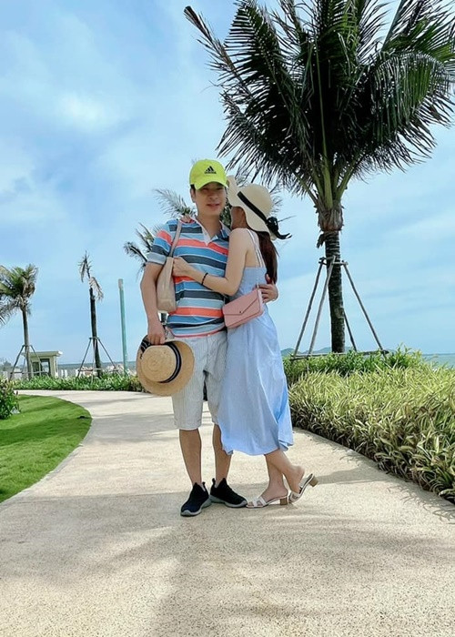 Kết hôn 15 năm, vợ chồng Thanh Thảo vẫn tình tứ như hồi mới yêu.