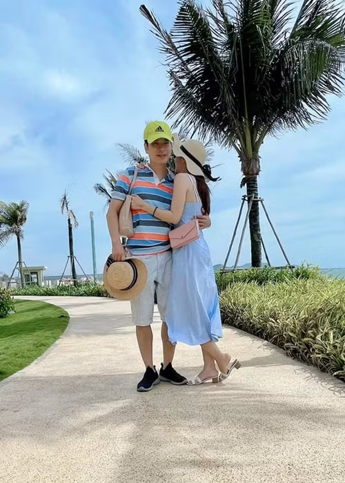 Kết hôn 15 năm, vợ chồng Thanh Thảo vẫn tình tứ như hồi mới yêu.