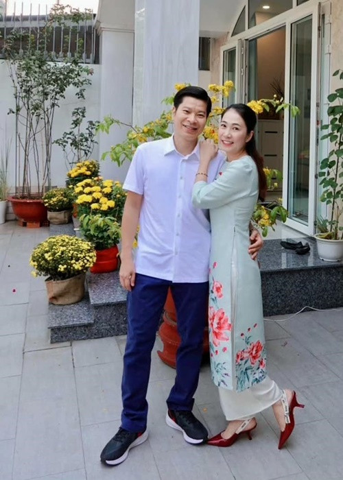 Mình vun vén cho bạn theo cách của mình, bạn yêu thương mình theo cách của riêng bạn... Nhưng tụi mình dành cho nhau tất cả sự trân trọng, ấm áp từ những ánh mắt đến hành động. Yêu thương đôi khi không thể hiện thành lời, không có cánh như cổ tích, nhưng những điều xuất phát từ trái tim luôn kỳ diệu và lấp lánh, tuyệt lắm”, nữ MC chia sẻ về người bạn đời.