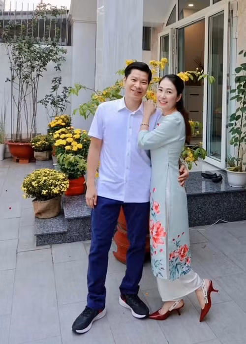 Mình vun vén cho bạn theo cách của mình, bạn yêu thương mình theo cách của riêng bạn... Nhưng tụi mình dành cho nhau tất cả sự trân trọng, ấm áp từ những ánh mắt đến hành động. Yêu thương đôi khi không thể hiện thành lời, không có cánh như cổ tích, nhưng những điều xuất phát từ trái tim luôn kỳ diệu và lấp lánh, tuyệt lắm”, nữ MC chia sẻ về người bạn đời.