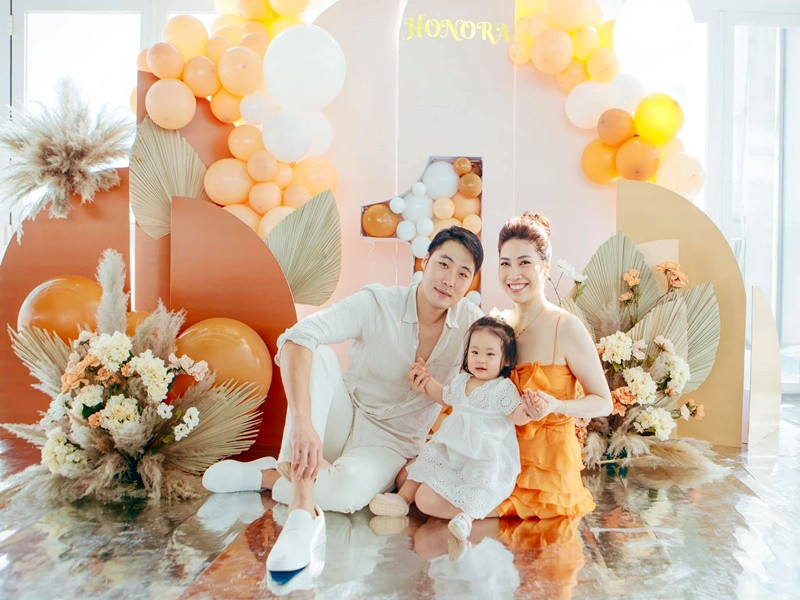 Pha Lê nuôi con gái sau khi trở lại cuộc sống độc thân.