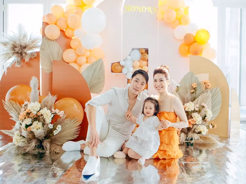 Pha Lê nuôi con gái sau khi trở lại cuộc sống độc thân.