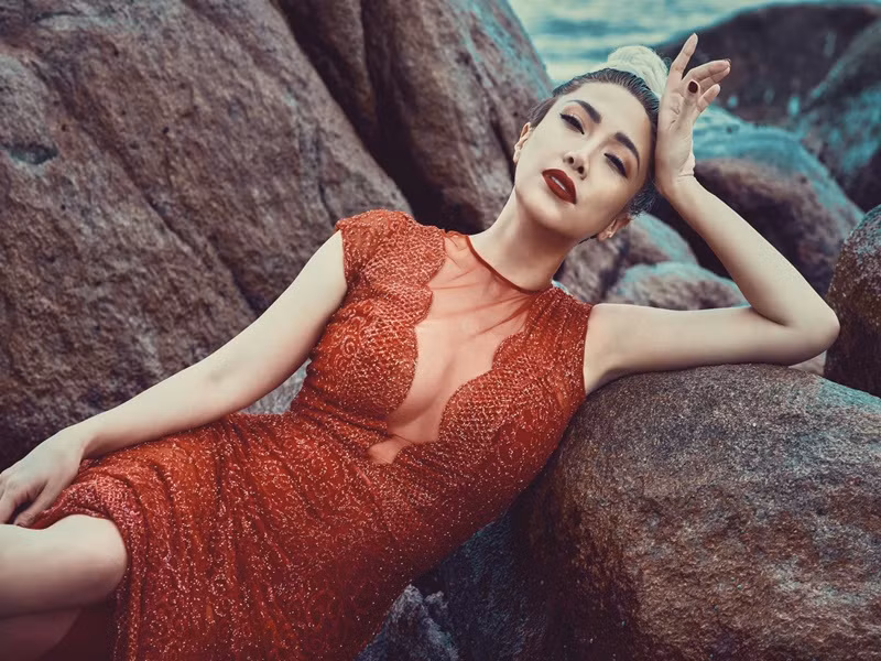 Nữ ca sĩ từng khẳng định, vòng một của cô đẹp tự nhiên.