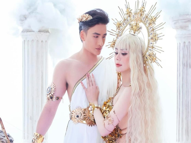 Lâm Khánh Chi vẫn dính như sam với Song Duy - người bị Phi Hùng tố là "người thứ ba".