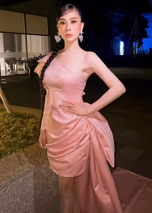 Gần đây, nữ ca sĩ chuyển giới đáp trả khi bị chê mặt mộc kém xinh.