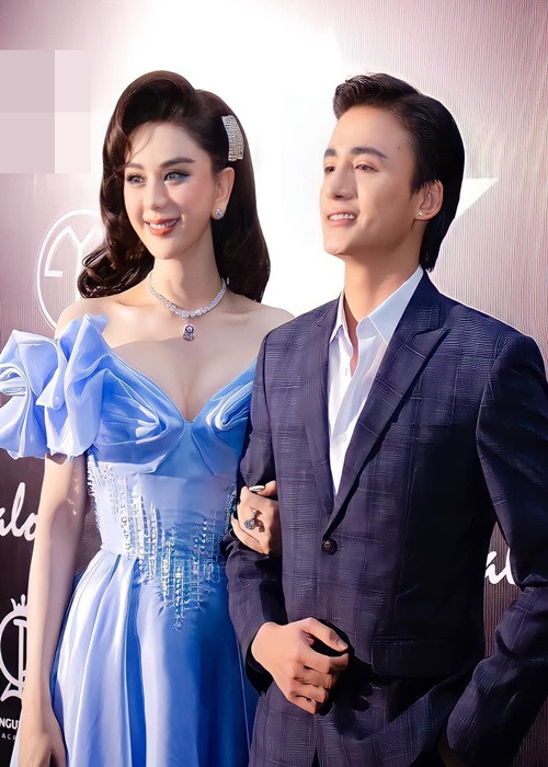 Cả hai còn sánh đôi tham gia sự kiện, thường xuyên livestream cùng nhau.