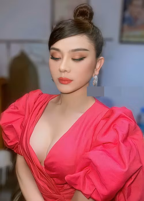 Trở lại cuộc sống độc thân, Lâm Khánh Chi liên tục tung ảnh khoe nhan sắc mặn mà.