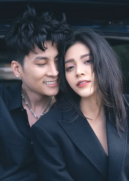 Phi Hùng liên tục khoe ảnh bên bạn gái mới. Dường như anh ngày càng si mê Trần Yến. Không ít cư dân mạng cho rằng Phi Hùng và Trần Yến có tướng phu thê.