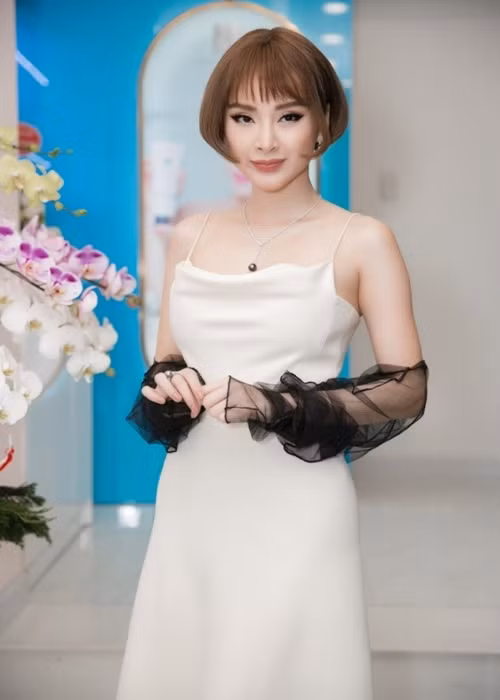 Người đẹp từng đeo bộ trang sức giá hơn 1,7 tỷ khi xuất hiện trước công chúng. Ảnh: Yan