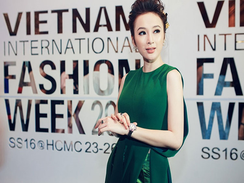 Tại một sự kiện năm 2016, Angela Phương Trinh đeo đồng hồ Fendi 100 triệu và nhẫn kim cương hiệu BVLGARI 1 tỷ. Ảnh: NVCC