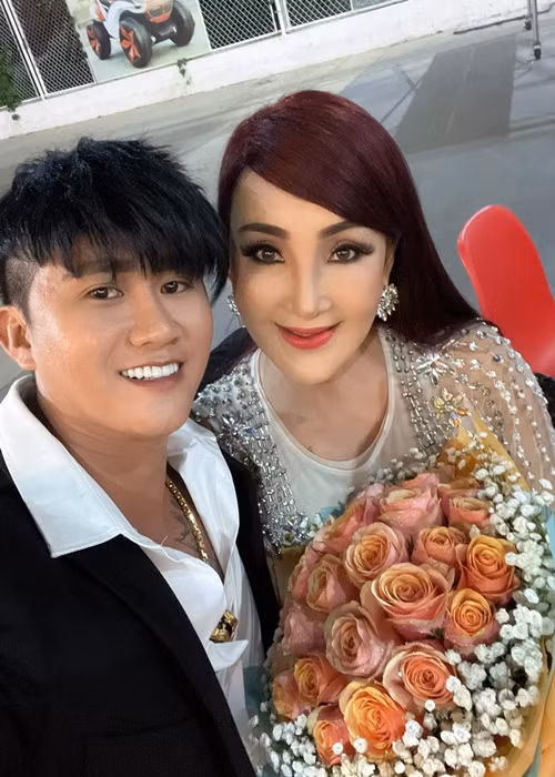 Cát Tuyền - ca sĩ chuyển giới đầu tiên ở Việt Nam hiện tại hẹn hò nam ca sĩ Khánh Nguyên. Nửa kia của Cát Tuyền sinh năm 1991, kém nữ ca sĩ đến 17 tuổi. Ảnh: FBNV